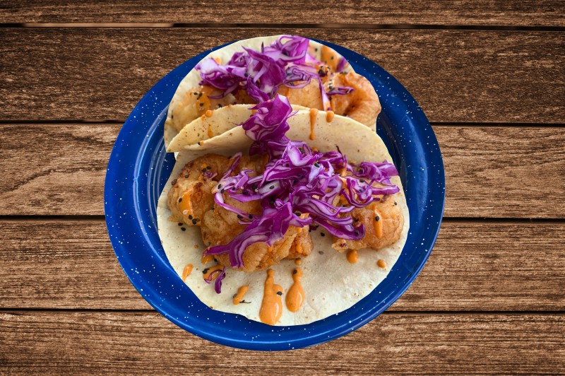 Taco de tortilla de maíz con aderezo de Sriracha