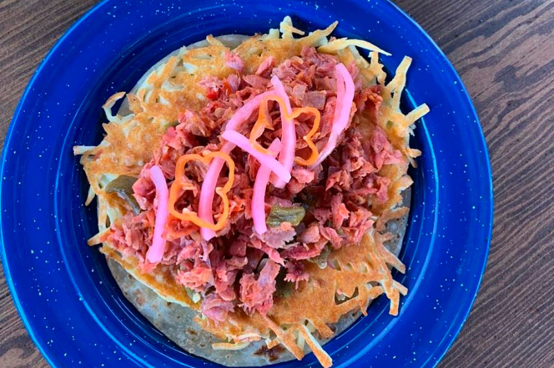 Tortilla de harina o maiz con marlín, costra de queso, chile verde y topping de cebolla con habanero en La Barracuda