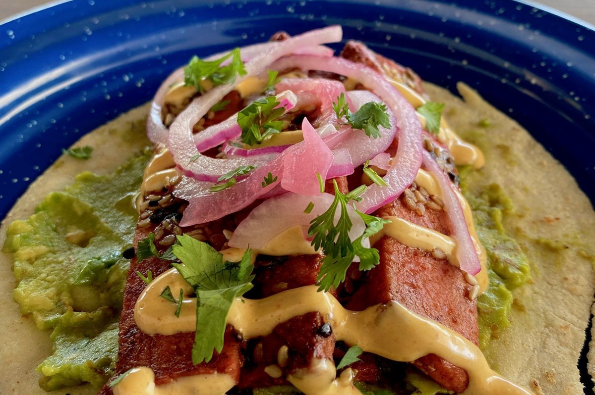 Taco de tortilla de maíz, guacamole y atún sellado en La Barracuda