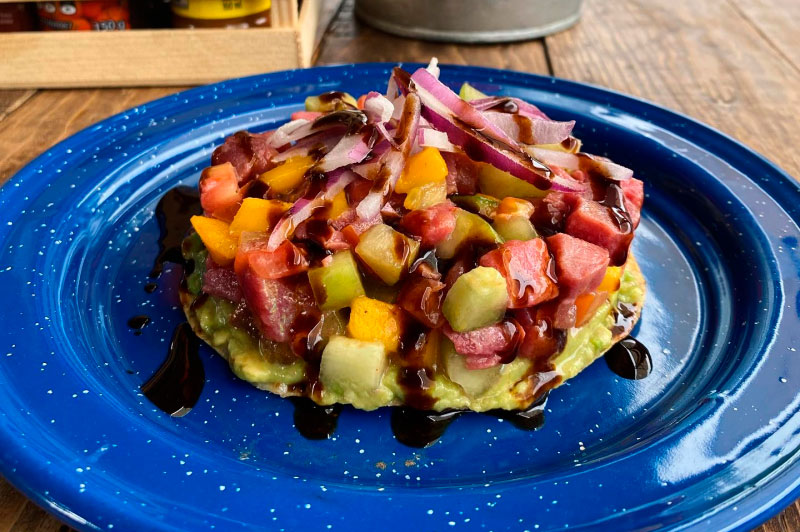 Tostada en base de alioli chiplotle con ceviche de atún en La Barracuda