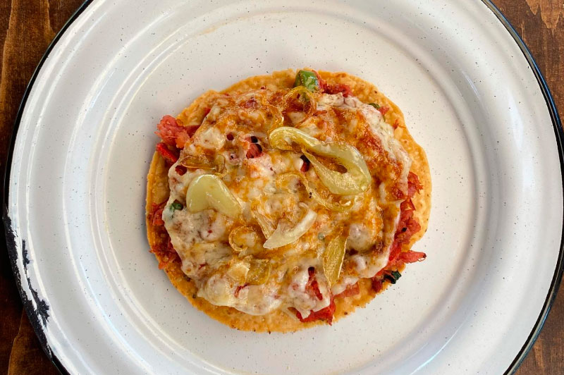 Tostada con base de guacamole, marlín y queso gratinado en La Barracuda