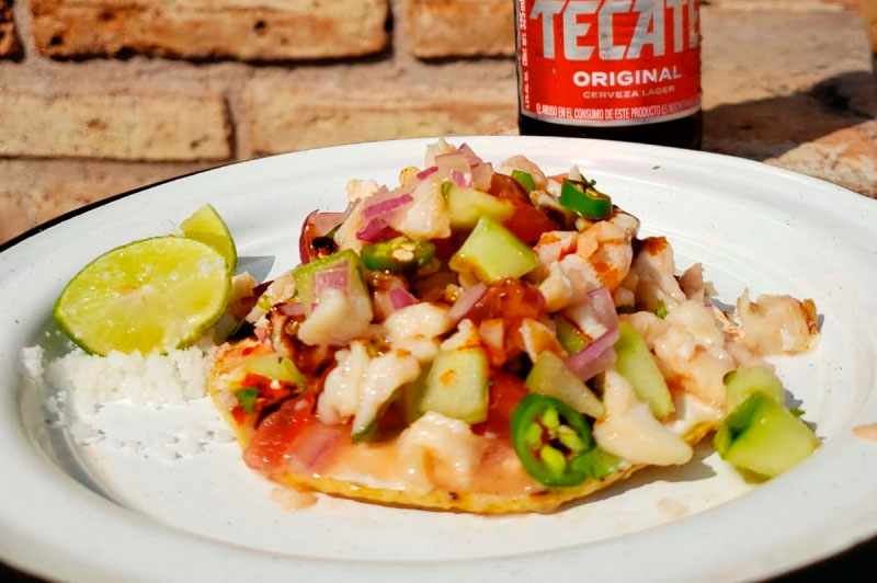 Tostada en base de mayonesa con ceviche de cochito en La Barracuda