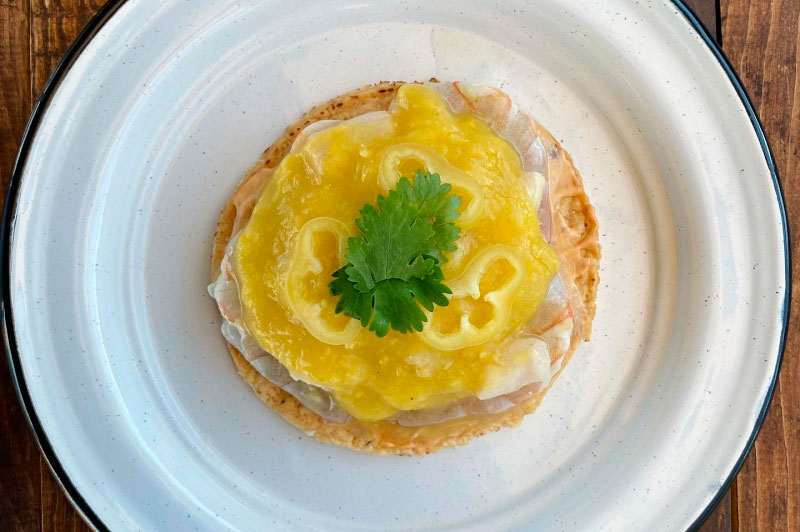 Tostada de camarón y callo bañado en salsa wera en La Barracuda